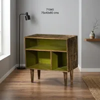 Étagère en bois rustique avec étagères ouvertes et pieds coniques pour le rangement et la présentation dans le salon