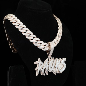 จี้เพชรโมซานไนต์แบบ Iced Out VVS สองสี เงินแท้ 925 ชุบทอง 18k จี้ตัวอักษรแบบฮิปฮอปสั่งทำได้ ผ่านการทดสอบเพชร - Product Image 2