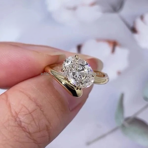 Anillo de Oro Amarillo con Diamante de Corte Ovalado para Mujer, Elegante Anillo de Compromiso de Lujo para Boda y Aniversario, Regalo Fino y Atemporal - Product Image 1