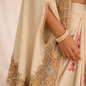 Falda Saree con Estampado Floral y Capa Bordada con Blusa |   Conjunto Indo-Occidental de Diseño de 3 Piezas - Product Image 4