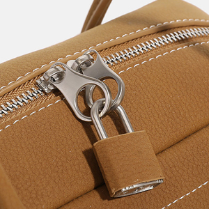 Bolso de hombro clásico para mujer, de PU marrón, con forma de barril, cierre de cremallera, dos asas, para uso diario, con patrón Saffiano. - Product Image 6