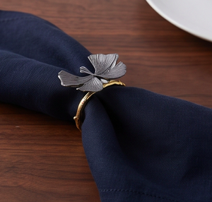 Anneaux de serviette en métal doré en forme de feuille de ginkgo, parfaits pour les mariages modernes, les fêtes et la décoration de table. - Product Image 4