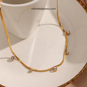 Collier en acier inoxydable plaqué or 18 carats avec pendentif géométrique en zircon et chaîne serpent pour femme, idéal pour les soirées - Product Image 2