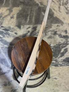 Bate de Críquet Ihsan Sports Serie Clásica Edición Emperador, de Madera de Sauce Inglesa, Duradero y Ligero, con Funda de Bate y Lámina Antideslizante de Agarre Adicional - Product Image 4