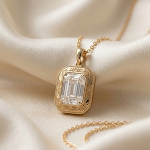 สร้อยคอจี้เพชรทรงมรกต 1 กะรัต ประดับเพชรข้าง รุ่น Mantra Diamond 9k/18k เพชรเลี้ยงในห้องปฏิบัติการ ของขวัญหมั้นสำหรับผู้หญิง ดีไซน์ทันสมัย - Product Image 6