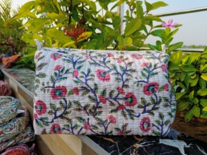 Pochette matelassée imperméable à fermeture éclair, organiseur de maquillage fait main, trousse de toilette en coton imprimé au bloc, design premium pour elle - Product Image 5