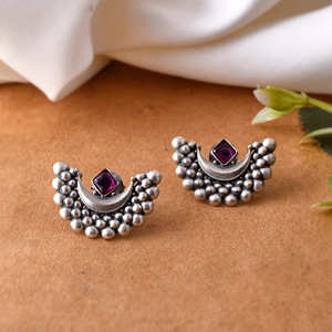 Boucles d'oreilles clous en argent Meera Jaipur Laal - Accessoire élégant et stylé - Product Image 1