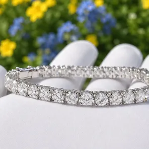 Pulsera de Tenis Tishya con Diamantes de Moissanita de Corte Redondo de 15 Quilates en Plata de Ley 925 con Acabado Chapado en Oro, Unisex - Product Image 4