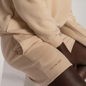 Shorts Bermuda en coton beige pour homme avec cordon de serrage à la taille et logo personnalisé sur le bas, style décontracté - Product Image 4