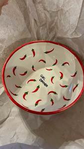 Bol de service rond en porcelaine émaillée avec motif de piment rouge et texte de dîner pour fille, design peint à la main - Product Image 1