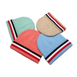 Bonnet tricoté unisexe avec bordure rayée en polyester et coton, idéal pour l'hiver, les voyages, les activités de plein air et le quotidien - Product Image 3