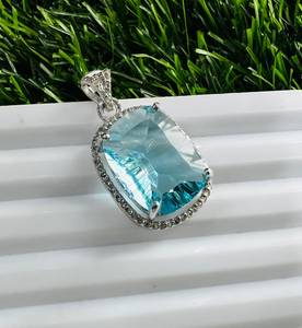 Pendentif solitaire minimaliste en argent sterling 925 plaqué or rhodié avec topaze bleue ciel et diamants taillés individuellement pour femme TASBIYA GEMS - Product Image 2