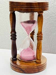 Sablier en bois de 6,5'' avec sable rose |   Horloge à sable de table rustique avec design croix d'ange pour décoration de fête d'anniversaire - Product Image 5