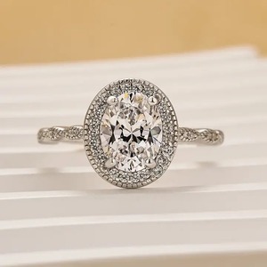 Nouvelle Arrivée Bague de Fiançailles Vintage en Argent Sterling Plaqué Or Blanc avec Moissanite Ovale Effet Halo et Diamants en Argent 925 à Vendre - Product Image 4