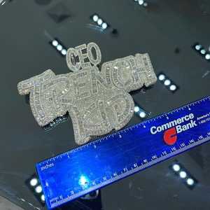 จี้ตัวอักษร “Trench Kid” ประดับเพชร VVS Moissanite เต็มตัว ผ่านการทดสอบเพชร เครื่องประดับฮิปฮอป จี้แบบแร็ปเปอร์สุดหรู - Product Image 4