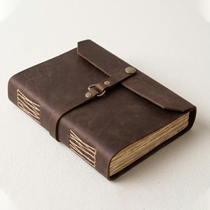 Carnet de notes en cuir véritable fait main en Inde, couverture rigide, fermeture à bouton, 100 feuilles - Cadeaux de bureau parfaits, utilisation promotionnelle - Product Image 2