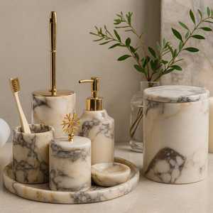 La collection d'accessoires de salle de bain en marbre élégante transmet un goût raffiné, la finition élégante crée une impression propre et luxueuse. - Product Image 1