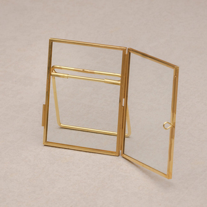 Cadre photo rectangulaire miniature en verre transparent avec bordure en laiton, design unique, finition dorée, décoration de table pour la maison ou le bureau - Product Image 1
