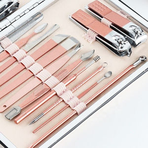 Kit de Manucure Pédicure Professionnel Premium 15 Pièces – Trousse de Soin des Ongles 4-en-1 avec Coupe-Ongles, Pince à Cuticules, Ciseaux et Étui Métallique à Ressort Unique - Product Image 5