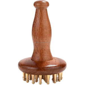 Masajeador de Cuero Cabelludo Kansa Hecho a Mano con Agujas de Bronce y Mango de Madera, Herramienta de Reflexología Capilar para Spa, Bienestar y Desintoxicación - Product Image 1