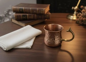 Tasse en cuivre gravée à motif floral, vaisselle élégante idéale pour le thé, le café, l'eau, le service des invités et la consommation à la maison, provenant d'Inde. - Product Image 4