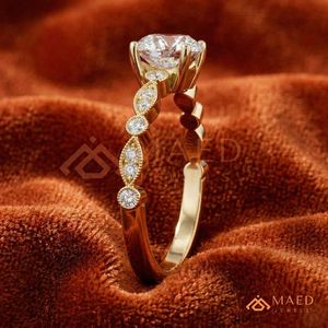 แหวนมอสซาไนต์ทรงเหลี่ยมมรกตชุบทอง 14K ดีไซน์หรูหราสำหรับเจ้าสาว ใช้เป็นเครื่องประดับสัญญาสำหรับผู้หญิง สวมใส่ได้ทุกวัน ของขวัญจากสหรัฐอเมริกา - Product Image 2
