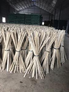 Brosse à balai en bois naturel durable de 120 x 2,2 cm avec filetage à vis, design simple, outil de nettoyage de sol par MIT VIETNAM - Product Image 5