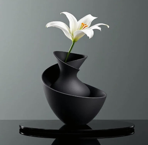 Jarrón luminoso blanco en forma de tulipán con texturas de hojas intrincadas. Arte en porcelana brillante disponible a precios de mayorista. - Product Image 2