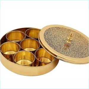Caja de especias de latón hecha a mano, modelo Masala Dan, con 7 recipientes y tapa con intrincados motivos florales tallados - Juego organizador de cocina tradicional indio - Product Image 1
