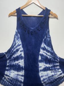 Hermosa Túnica Boho sin Mangas con Estampado Tie Dye Azul Índigo y Cuello Redondo para Mujer |   Vestido Casual Holgado con Corte Evase para Verano - Product Image 3