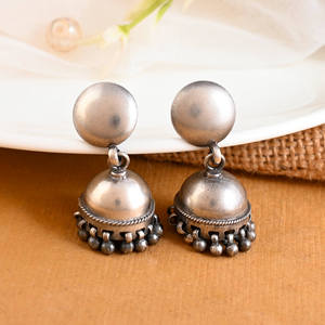 Boucles d'oreilles Jhumki en argent oxydé Meera Jaipur - Product Image 2