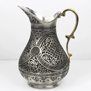 Pichet en argent gravé de style vintage, idéal pour servir de l'eau à la table, lors d'événements et de réceptions, provenant d'Inde. - Product Image 1