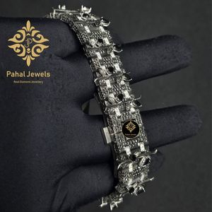 นาฬิกาข้อมือผู้ชาย Pahal Jewels หรูหรา ตัวเรือนสแตนเลสสตีล ประดับเพชร หน้าปัดทรงกลม 38 มม. ระบบควอตซ์ พร้อมหน้าปัดแซฟไฟร์ และตัวล็อคแบบพับได้ - Product Image 3