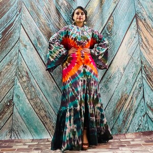 Robe de soirée moderne chaude détendue col en V profond faite à la main Tie Dye Trendy Summer Resort Wear Robe de soirée Boho Beach Kaftan Kimono Robe - Product Image 1