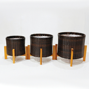 Maceta Tejida de Plástico Minimalista y Ecológica de Nuevo Diseño con Soporte de Madera - Juego de Macetas Duraderas para Interiores y Exteriores - Product Image 2