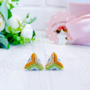 Boucles d'oreilles clous plaquées or avec perles triangulaires, vertes et orange, délicates, minimalistes, géométriques, pour femme, idéales pour les fêtes - Product Image 1