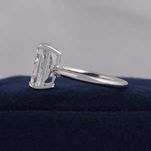 Élégante sélection de bagues de fiançailles pour femmes en argent sterling 925, diamant de laboratoire taille radiant 3 carats, plaqué rhodium - Product Image 3