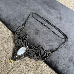 Collar de Macramé Hecho a Mano con Colgante Intrincado Negro, Piedra Lunar Natural, Estilo Boho Tribal, Cristal Curativo, Cordón Ajustable - Product Image 4