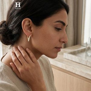 Pendientes de Aro con Diamantes en Forma de V de Oro de 14K, Joyería Fina Geométrica Moderna de Fabricante - Product Image 3