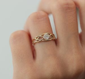 Anillo de compromiso y boda clásico de moissanita chapado en plata 925 con diseño de nudo ondulado entrelazado de siete piedras y engaste de púas - Product Image 5