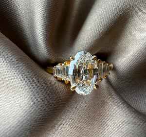 Bague en diamant de 2,01 carats de forme ovale, taille étagée modifiée, cultivé en laboratoire, pour femme, en or massif 14 carats, cadeau unique et surprise pour mariage ou promesse - Product Image 1