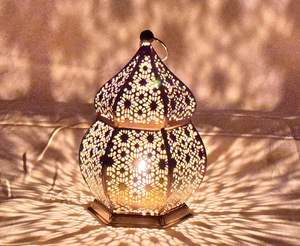 Lanterne en métal très demandée pour les maisons familiales, offrant une lueur douce pour les espaces communs et des soirées chaleureuses en intérieur - Product Image 2