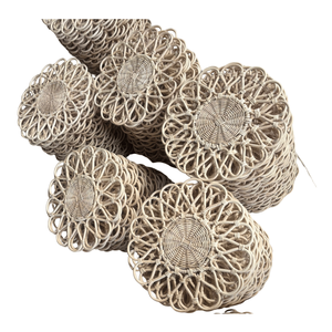 Assiette de présentation en rotin naturel du Vietnam en forme de fleur |   Set de table et décoration murale tissés à la main - Product Image 6