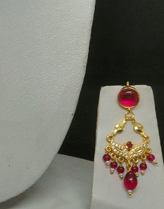 Collier élégant en perles rouge rubis, pendentif circulaire plaqué or, ensemble de bijoux de mariage chic et minimaliste pour femmes et filles, vente en gros - Product Image 3