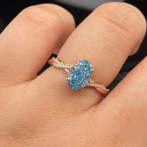 Anillo de Compromiso de Moissanita Azul Corte Ovalado, Plata de Ley 925 con Engaste Pavé, Estilo Romántico para Mujer, Regalo para Mujer - Product Image 1
