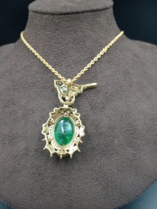 จี้รูปนกคลาสสิกชุบทองคำขาวสไตล์วินเทจประดับมรกตสีน้ำเงินจาก Amaira Jewels เหมาะสำหรับงานแต่งงานและงานหมั้นสำหรับผู้หญิง - Product Image 1