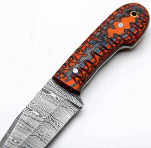 Herramienta de campo personalizada hecha a mano con acero de Damasco trenzado, mango G10 naranja y negro en capas - Product Image 6