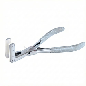 Pinzas Modernas y Elegantes de Acero Inoxidable para Extensiones de Cabello, Opciones de Color Personalizadas - MAGMA BEAUTY - Product Image 1
