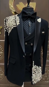 Costume de smoking noir brodé pour homme avec motif floral blanc sur les épaules, ensemble blazer pour mariage et soirée, tenue de cérémonie personnalisée - Product Image 3
