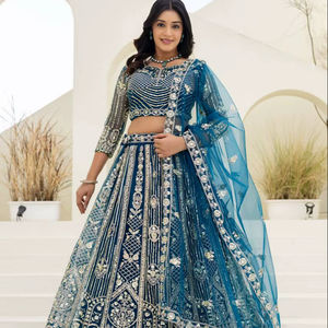 Lehenga Choli traditionnel pour les mariages, les fêtes, les célébrations de Diwali - Vêtements pour femmes en matériaux recyclés - Product Image 1